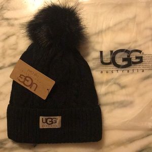 ❤️ Cable knit UGG hat with fleece lining! ❤️